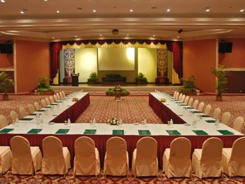 ดาไม ปูริ รีสอร์ท แอนด์ สปา กูชิง ภายนอก รูปภาพ The Royal Thai Conference Centre