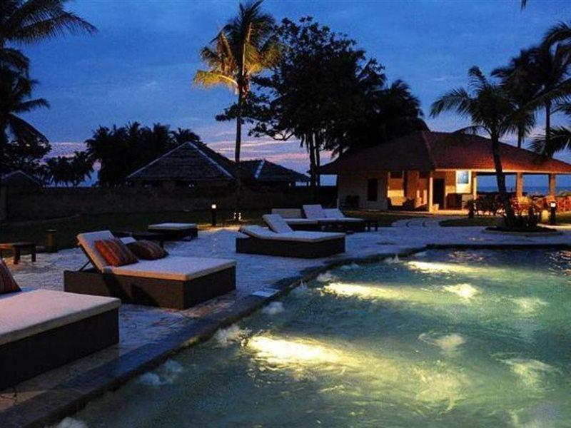 ดาไม ปูริ รีสอร์ท แอนด์ สปา กูชิง ภายนอก รูปภาพ The swimming pool at the resort