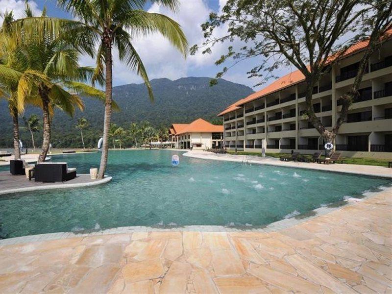 ดาไม ปูริ รีสอร์ท แอนด์ สปา กูชิง ภายนอก รูปภาพ The swimming pool at the resort