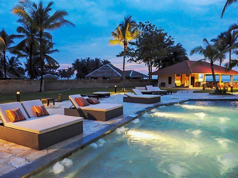 ดาไม ปูริ รีสอร์ท แอนด์ สปา กูชิง ภายนอก รูปภาพ The swimming pool at the resort
