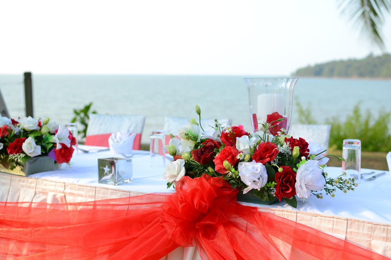 ดาไม ปูริ รีสอร์ท แอนด์ สปา กูชิง ภายนอก รูปภาพ A table decorated for a wedding