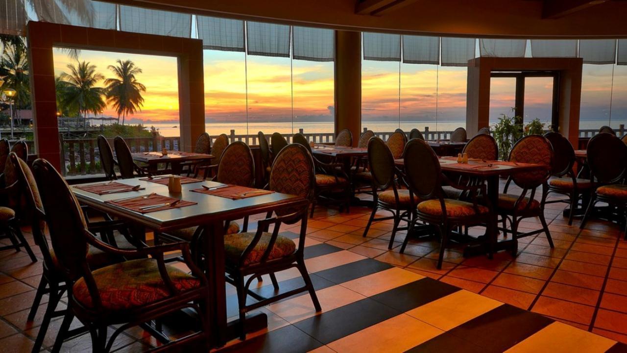 ดาไม ปูริ รีสอร์ท แอนด์ สปา กูชิง ภายนอก รูปภาพ Sunset at the restaurant