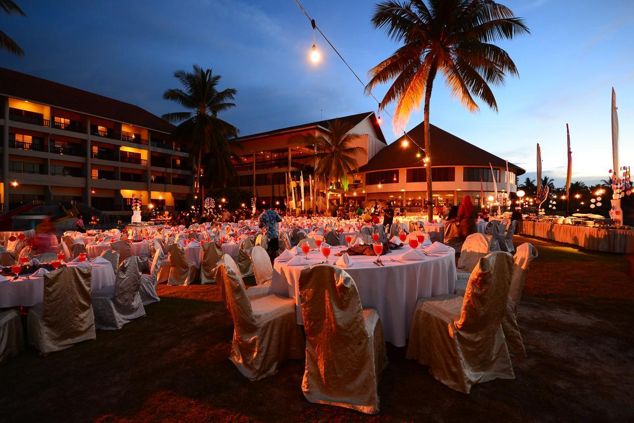 ดาไม ปูริ รีสอร์ท แอนด์ สปา กูชิง ภายนอก รูปภาพ A wedding reception at the Royal Island Resort and Spa