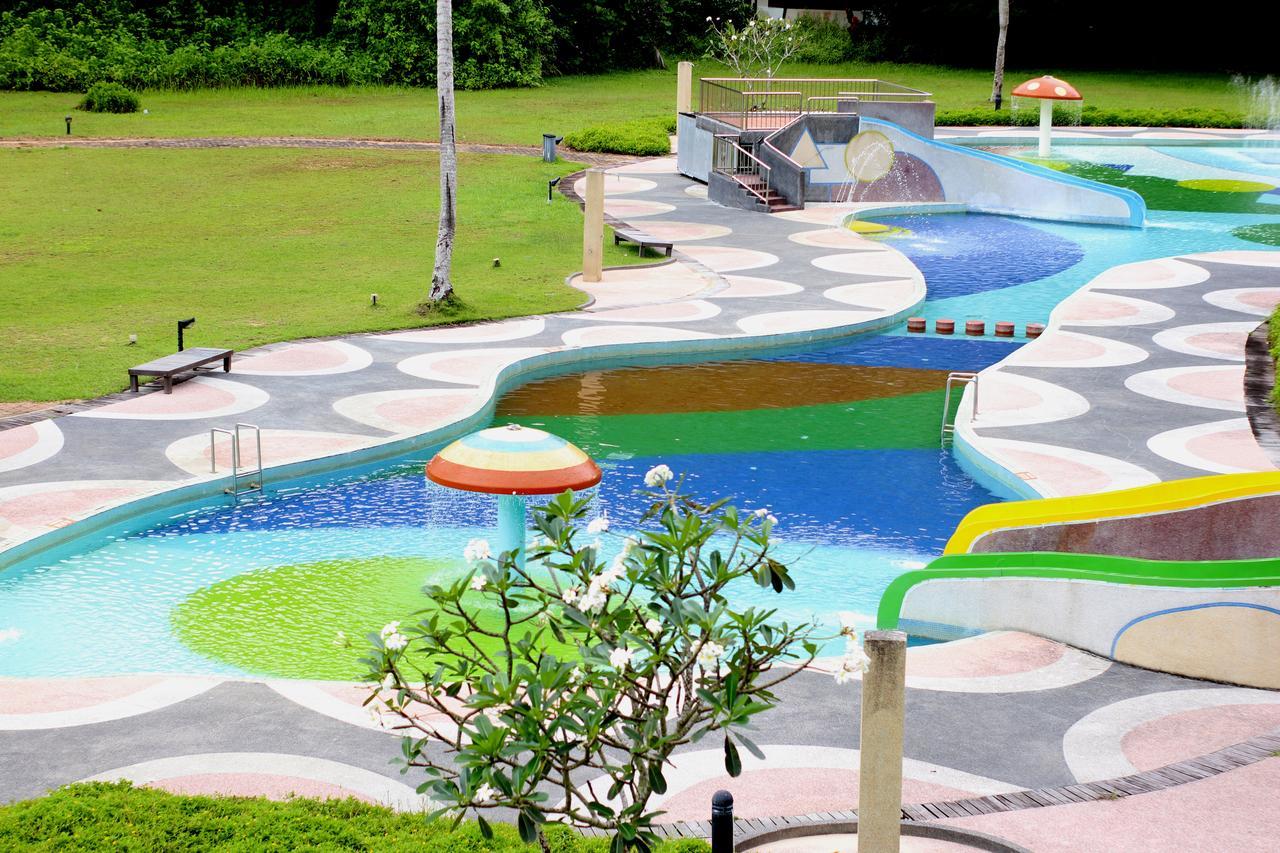 ดาไม ปูริ รีสอร์ท แอนด์ สปา กูชิง ภายนอก รูปภาพ The park's artificial river