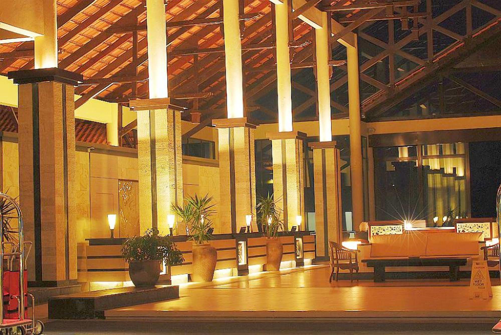ดาไม ปูริ รีสอร์ท แอนด์ สปา กูชิง ภายนอก รูปภาพ The interior of the hotel