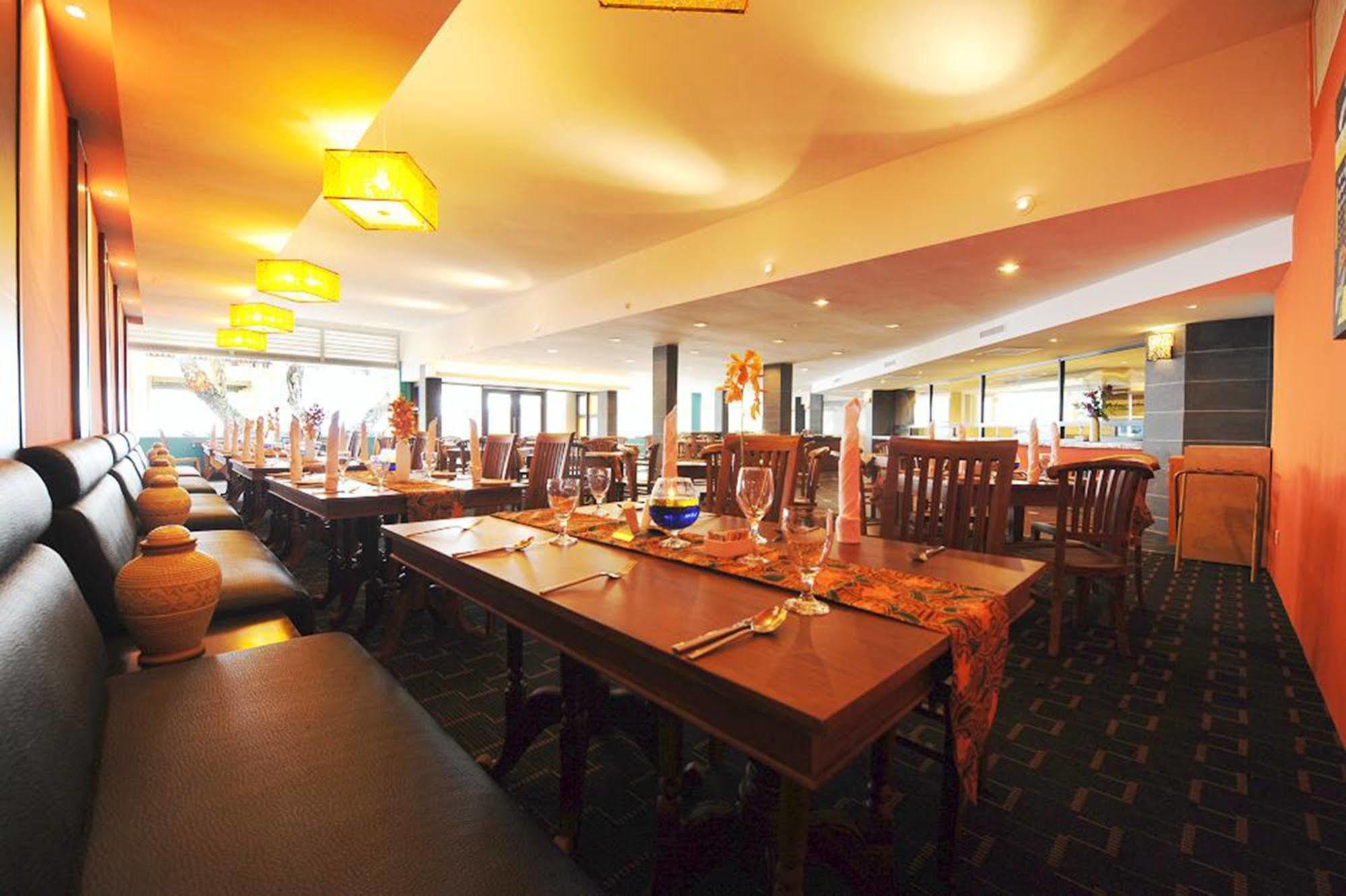 ดาไม ปูริ รีสอร์ท แอนด์ สปา กูชิง ภายนอก รูปภาพ The restaurant