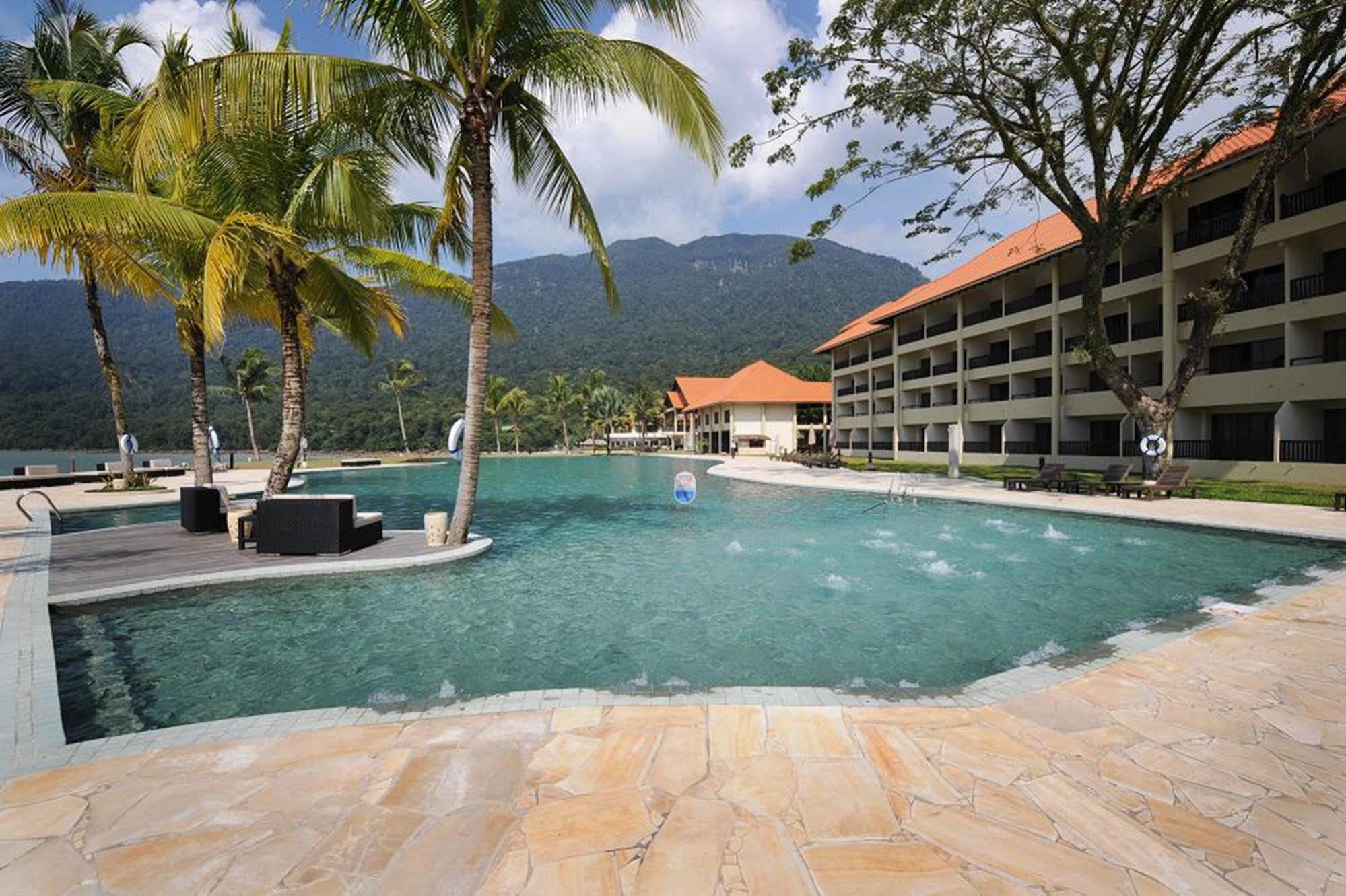 ดาไม ปูริ รีสอร์ท แอนด์ สปา กูชิง ภายนอก รูปภาพ The swimming pool at the resort