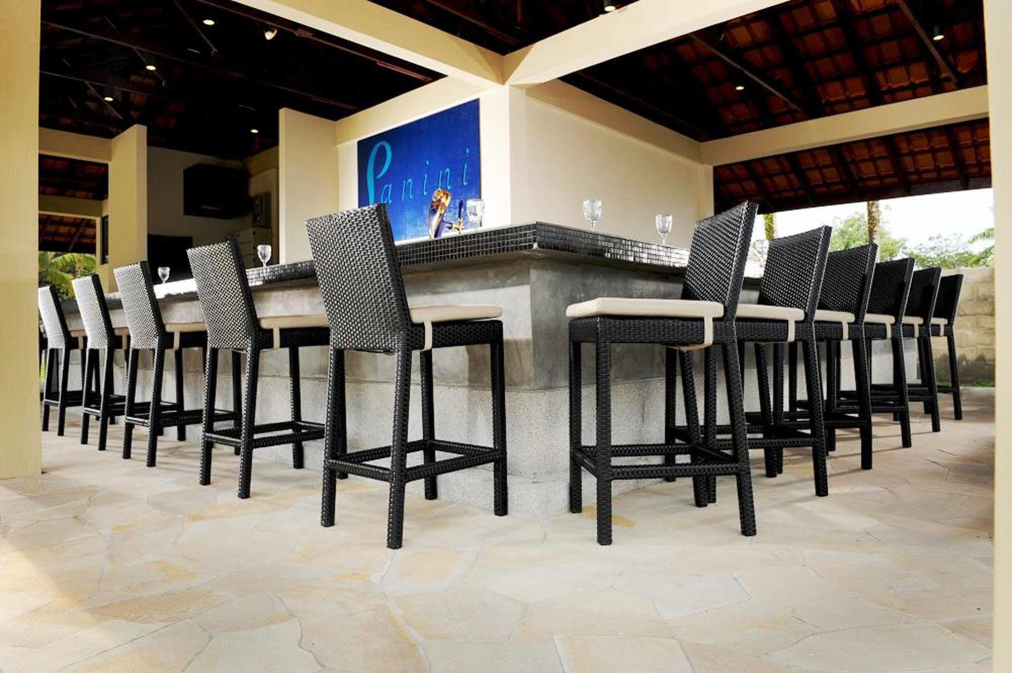 ดาไม ปูริ รีสอร์ท แอนด์ สปา กูชิง ภายนอก รูปภาพ The bar at the pool