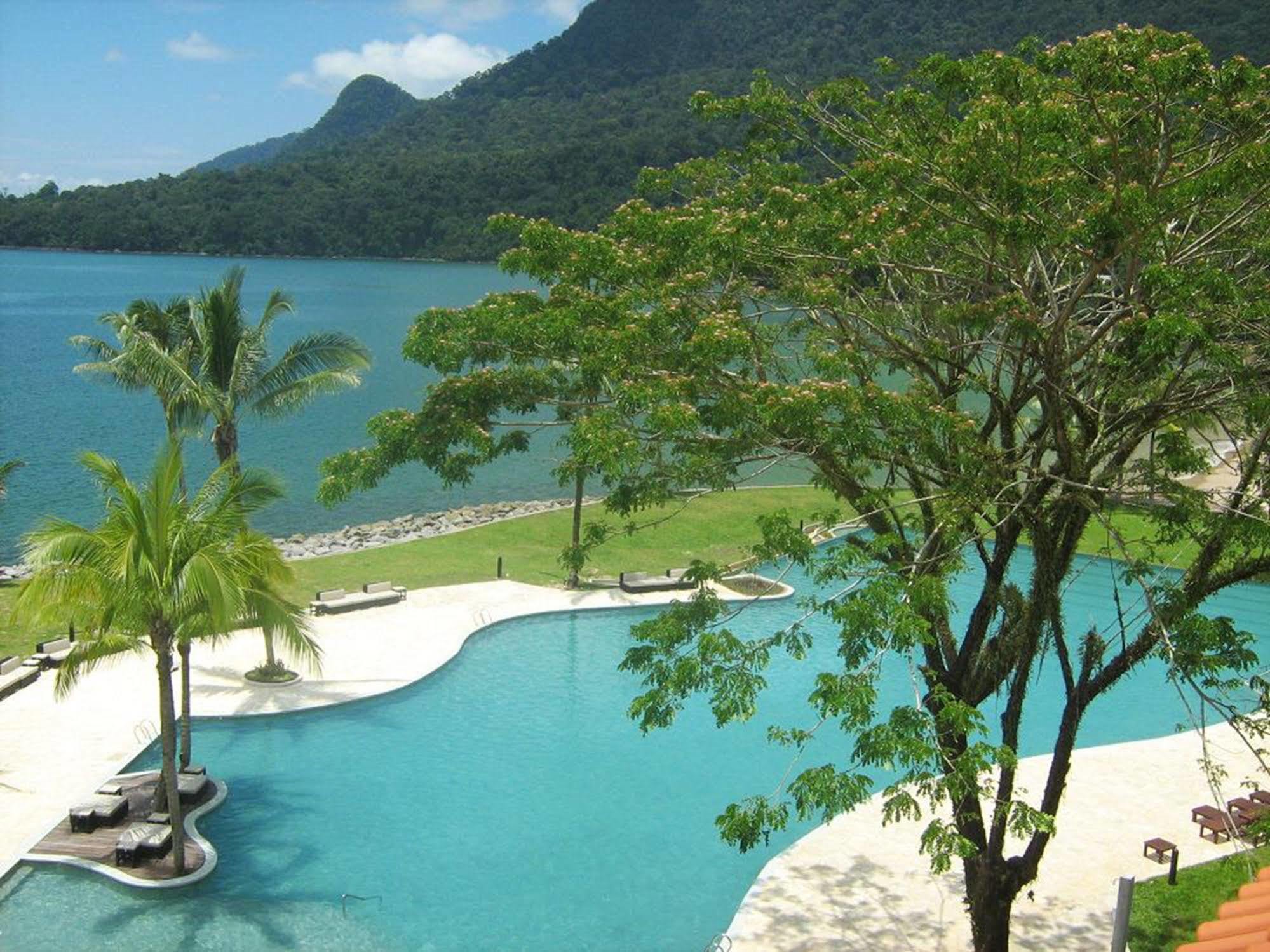 ดาไม ปูริ รีสอร์ท แอนด์ สปา กูชิง ภายนอก รูปภาพ The pool at the Pangkor Laut Resort
