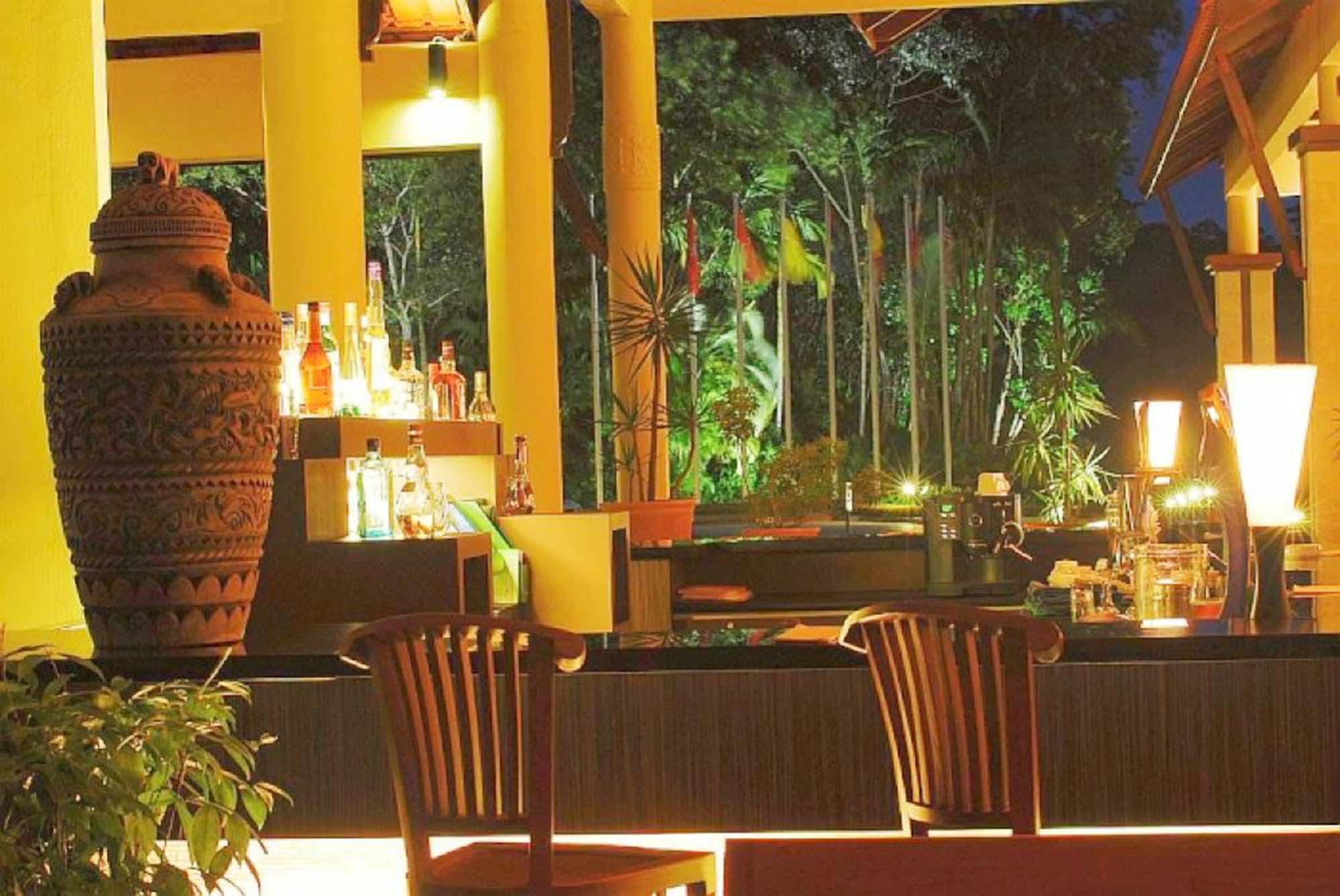 ดาไม ปูริ รีสอร์ท แอนด์ สปา กูชิง ภายนอก รูปภาพ The bar at the hotel