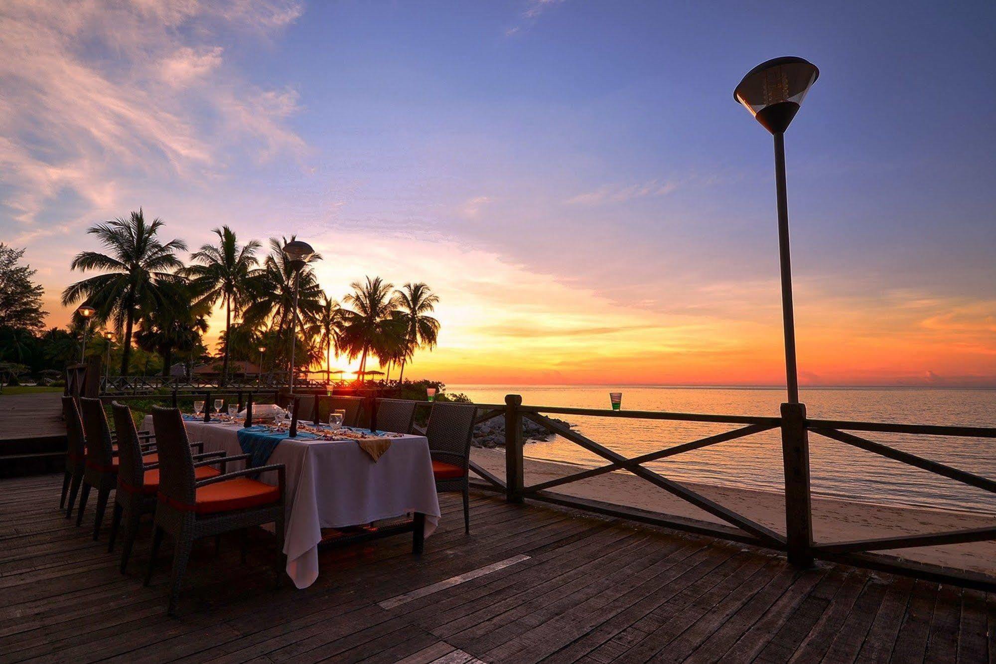 ดาไม ปูริ รีสอร์ท แอนด์ สปา กูชิง ภายนอก รูปภาพ Sunset at the beach