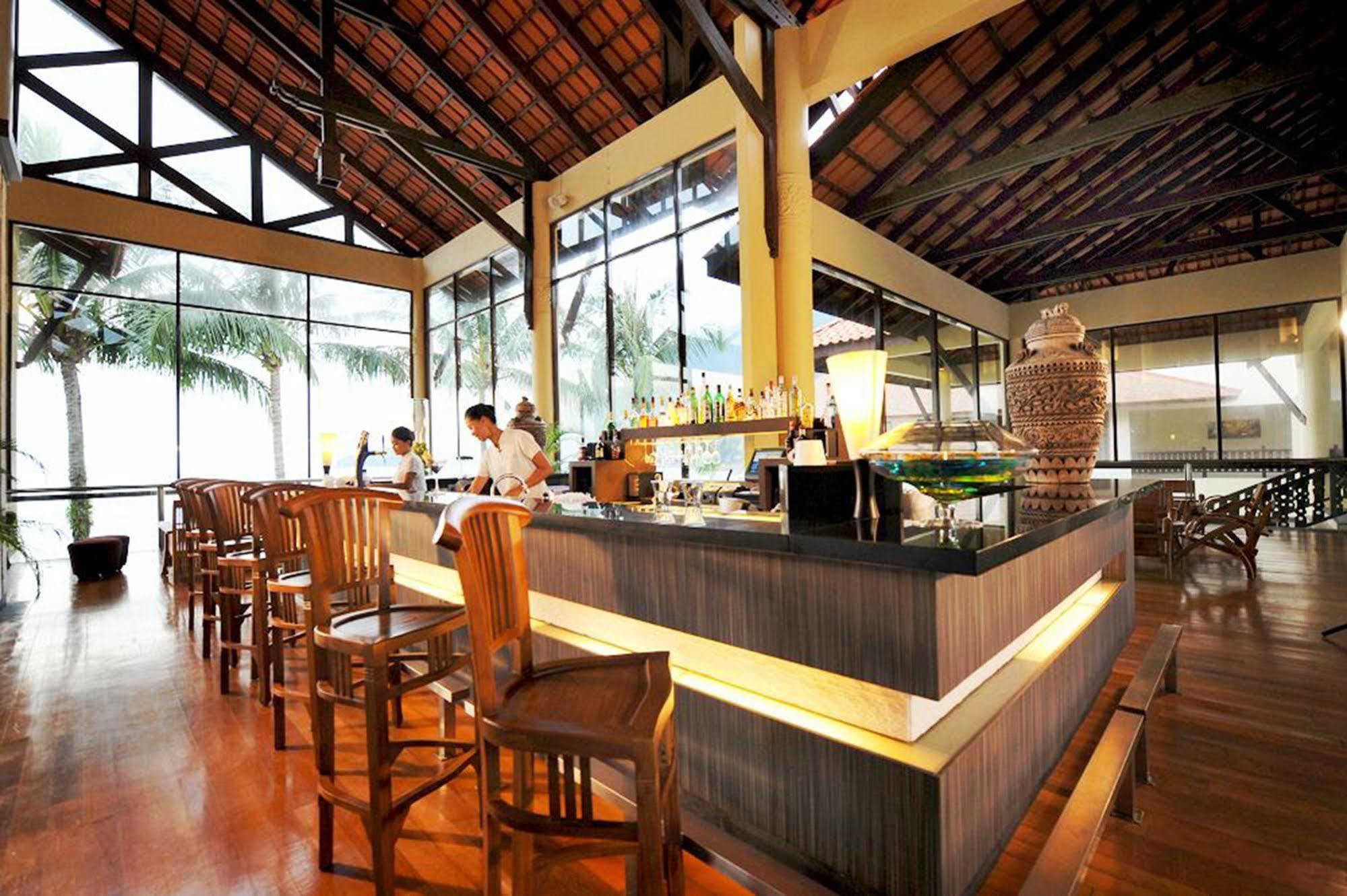 ดาไม ปูริ รีสอร์ท แอนด์ สปา กูชิง ภายนอก รูปภาพ The bar at the lobby